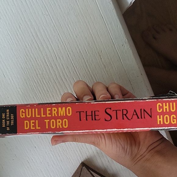 The Strain - book one - Picture 4 of 8